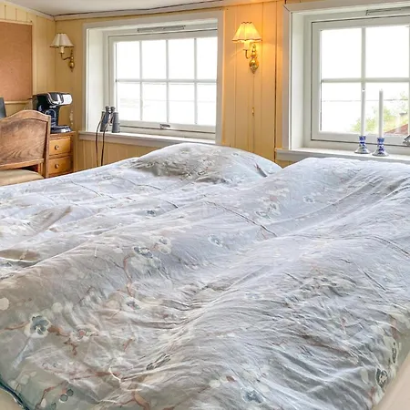 2 Bedroom Cozy In Vakantiehuis Ålesund